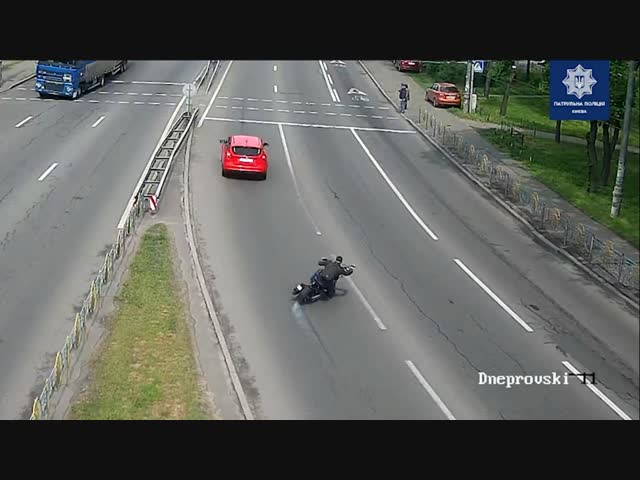 А этот киевский мотоциклист так и не смог обуздать своего железного коня