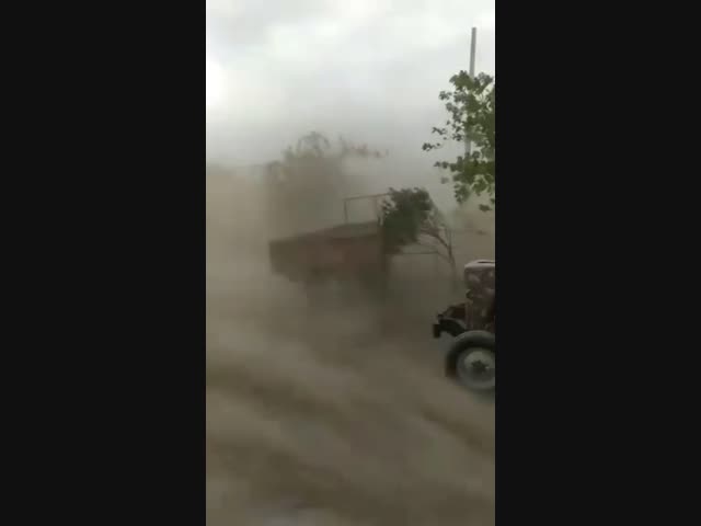 На западе Индии бушует ураган "Язык дракона"