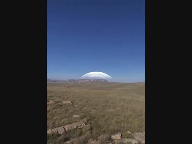 Восход гигантской Луны над Землёй