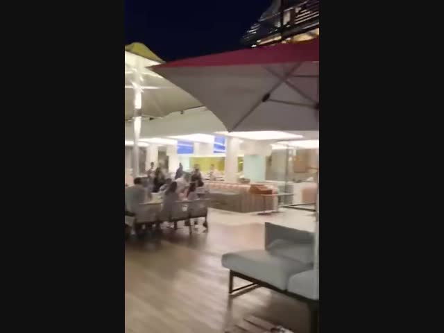 -Я на минутку! Без паники!