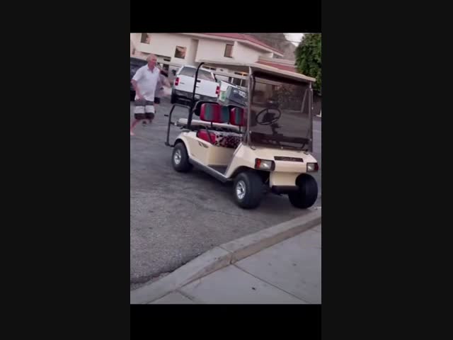 Пьяный житель Флориды поехал кататься на тележке для гольфа