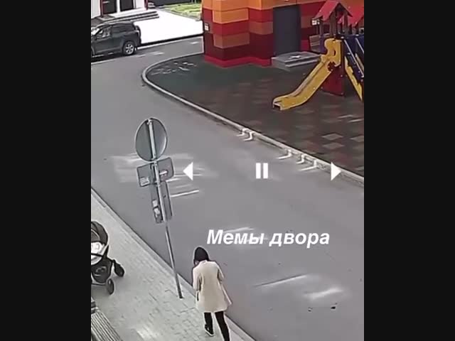 В Сургуте девушка залипла в телефоне и врезалась в столб