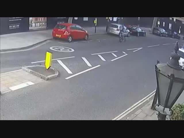 Машина в Лондоне сбила велосипедиста