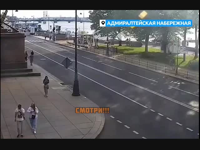 В Санкт-Петербурге девушку на роликах сбил двухэтажный туристический автобус