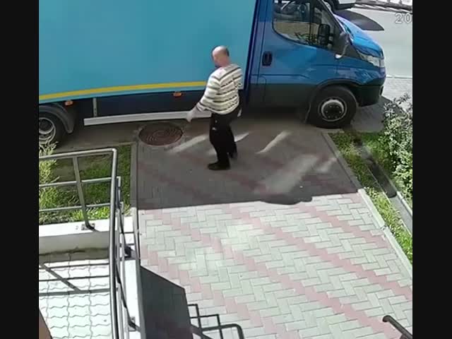 А ведь мама говорила в детстве: «Не наступай на люки!»