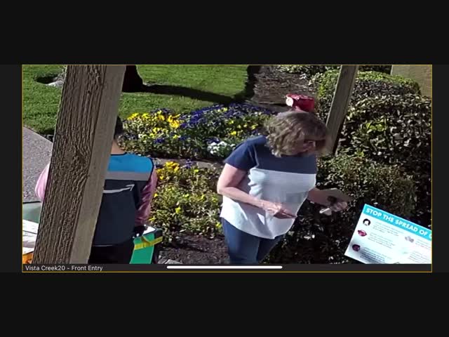 Курьерша Амазона из Калифорнии избила 67-летнюю женщину за жалобу на опоздание с доставкой