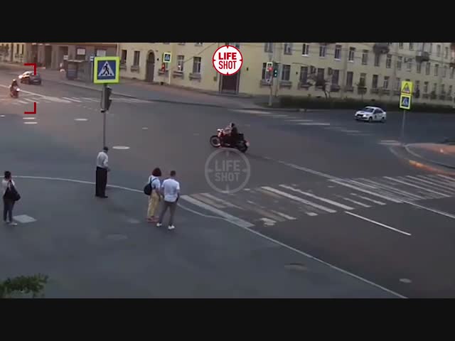 Два байкера на мощных мотоциклах не поделили перекрёсток в Петербурге