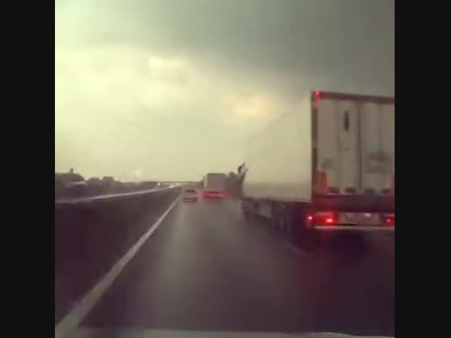 В грузовик на трассе угодила молния