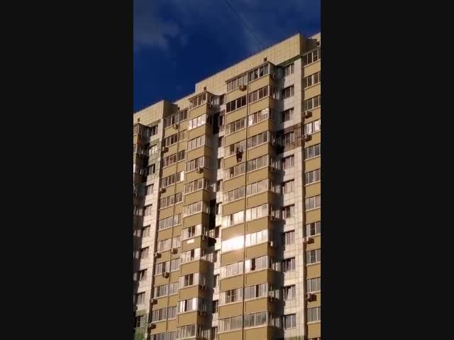 В Краснодаре мужчина лазил по фасаду 13 этажа и сорвался вниз