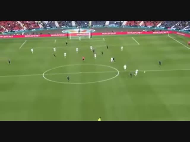 Вратарь влетел в ворота сразу после мяча