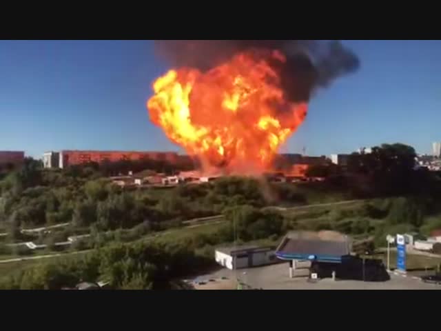 Новые кадры со вчерашнего взрыва газа на АЗС в Новосибирске