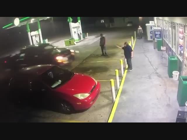 Водитель джипа напугал сотрудника АЗС