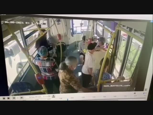 В Москве девушка потеряла сознание в автобусе, а люди просто посмотрели на неё и вышли