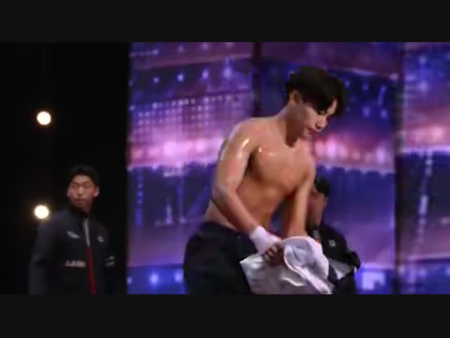 Потрясающее показательное выступление тхэквондиста