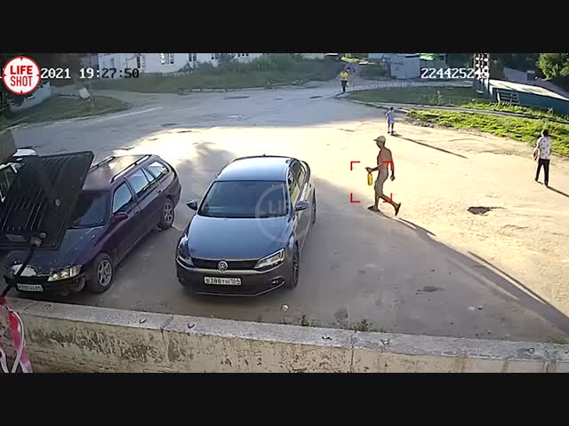 В Вольске мужик купил себе пивка на разлив и так спешил отведать пенного, что не заметил, как сбил бабулю