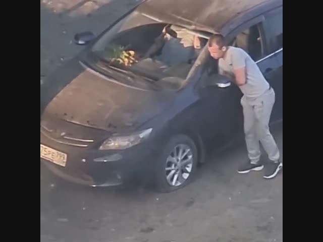 Пьяный водитель врезался в металлические ворота