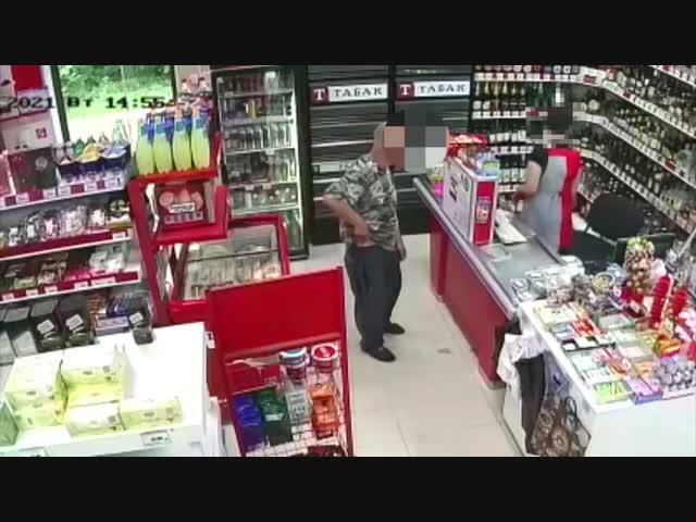 С пластиковой бутылкой против ножа