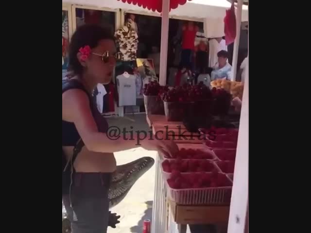 "Я вообще-то девушка!": Наглая туристка в Анапе, которая бесплатно поедает ягоду