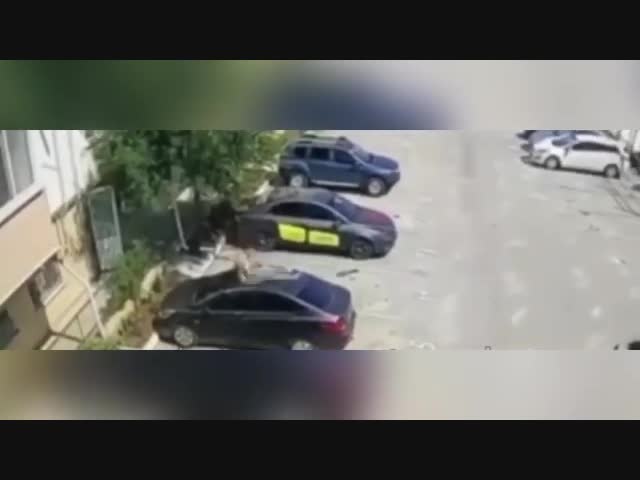 Мужчина прыгнул на машину с третьего этажа в Севастополе
