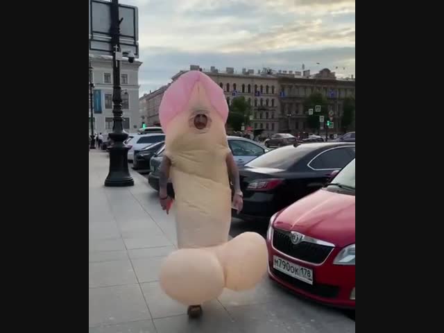 Смелый костюмчик