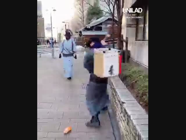 Эти ребята убирают улицы Японии по-своему уникальным способом