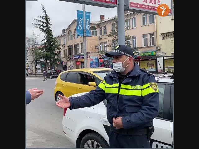 Грузия: нарушитель масочного режима  убегает от полицейского