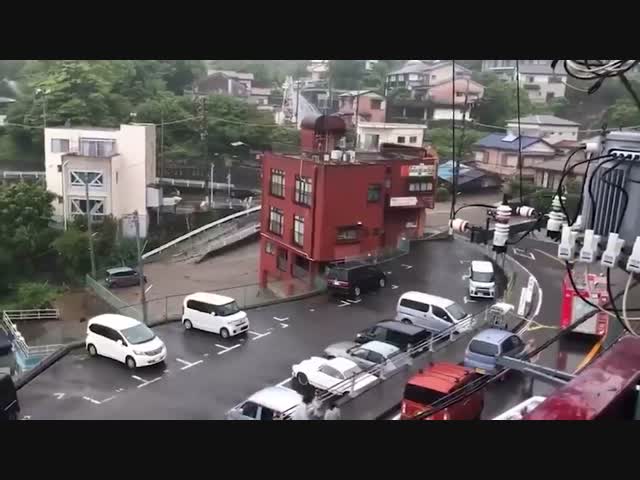 Мощный оползень сошёл в японском городе Атами