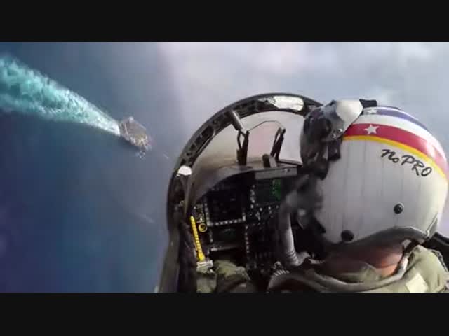 Посадка истребителя на движущийся авианосец