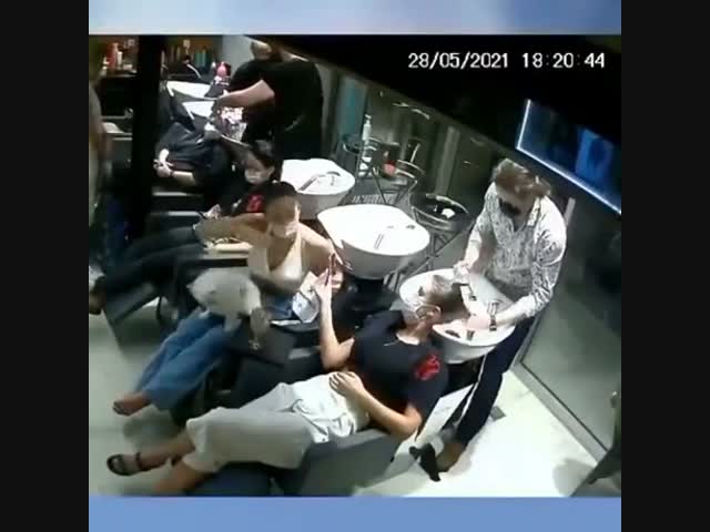 - Девушка, не мешайте работать!