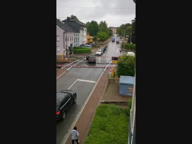 В Люксембурге поезд снес машину, застрявшую между шлагбаумами на переезде