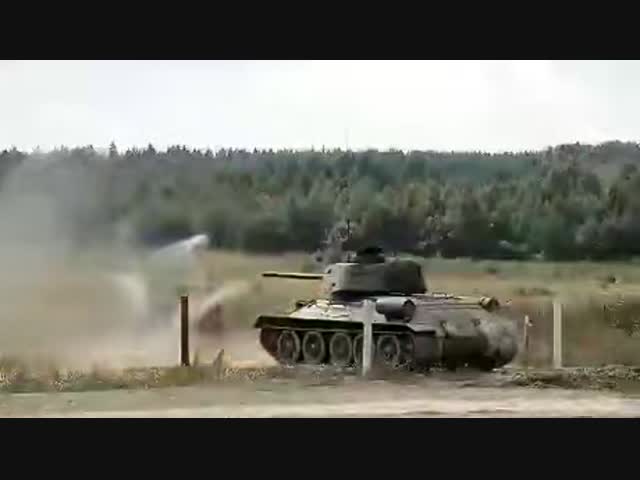 T-34/85 средний танк, построенный во время Великой Отечественной войны, на стрельбах