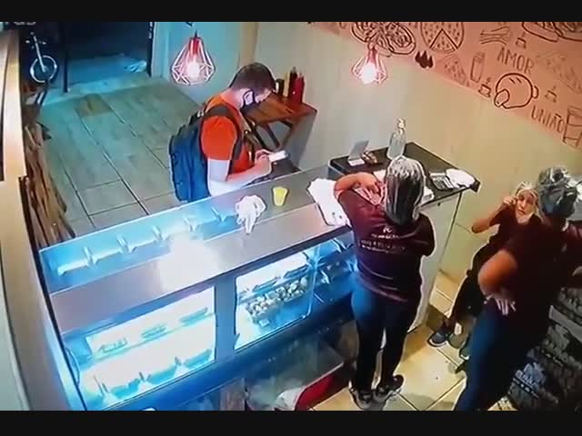 Пара грабителей навестила булочную в Бразилии, но не ожидала, что у посетителя окажется пистолет ...