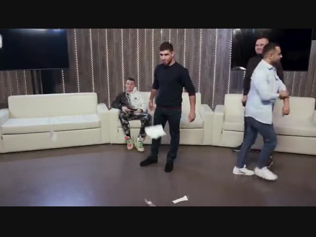 Какие-то брачные игры