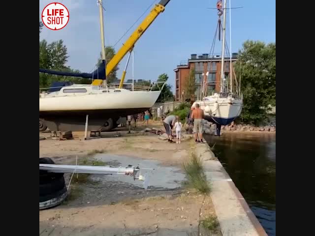 Спуск на воду новенькой яхты в Кронштадте пошёл немного не по плану