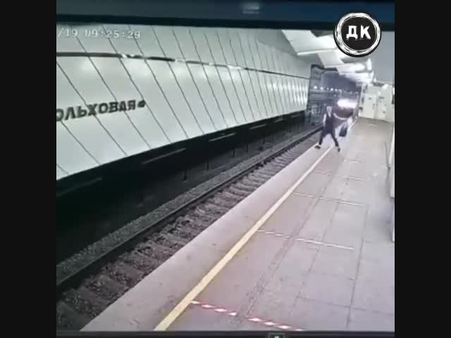 Чувак прыгнул под поезд в Москве