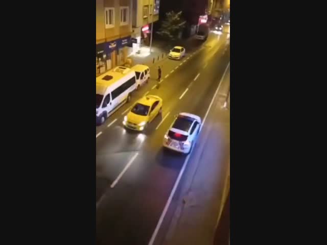 Человек с ножом напал на полицейских в Стамбуле