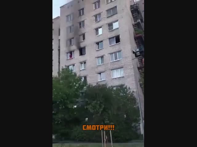 В Питере во время пожара из окна пятого этажа от безысходности выпрыгнула женщина — падение она не пережила