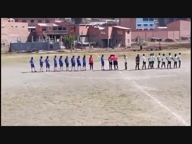 В Боливии смерч чуть не унес футболистов с поля