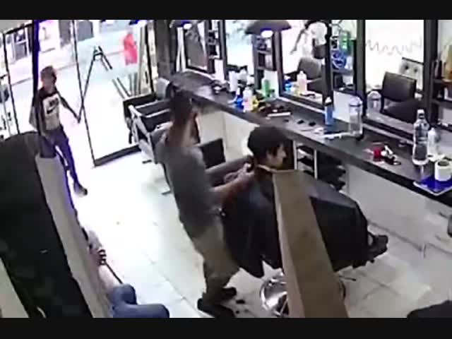 Отморозок с пистолетом заглянул в парикмахерскую 