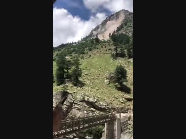 Камнепад в Гималаях