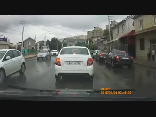 Вот что простой люк может сотворить с автомобилем