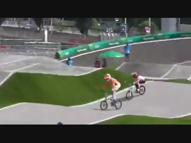 Велосипедист из Нидерландов сбил олимпийского чиновника, который решил перейти через трек