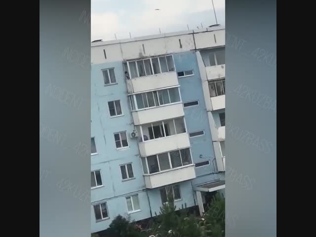 В Инском женщина разбилась, выпав с балкона 5-го этажа