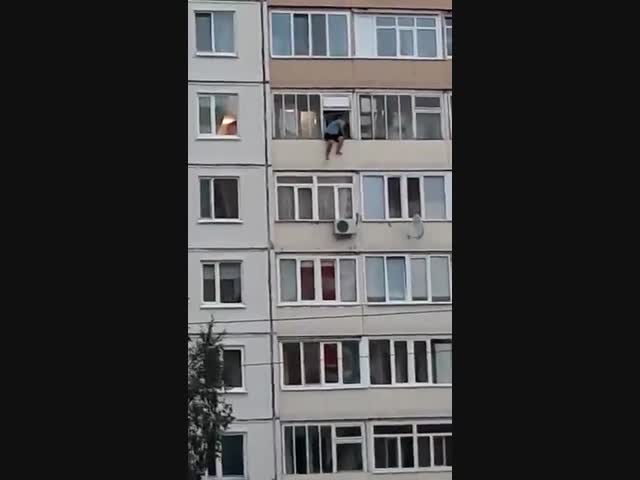 Житель ХМАО вытолкнул собутыльника из окна