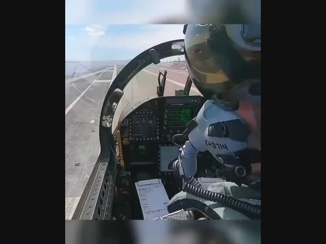 Взлёт истребителя с авианосца 