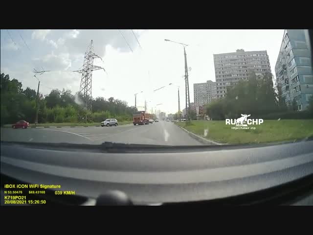 В Тольятти водитель сбил мотоциклиста, который притормозил у пешеходного перехода, пропуская человека