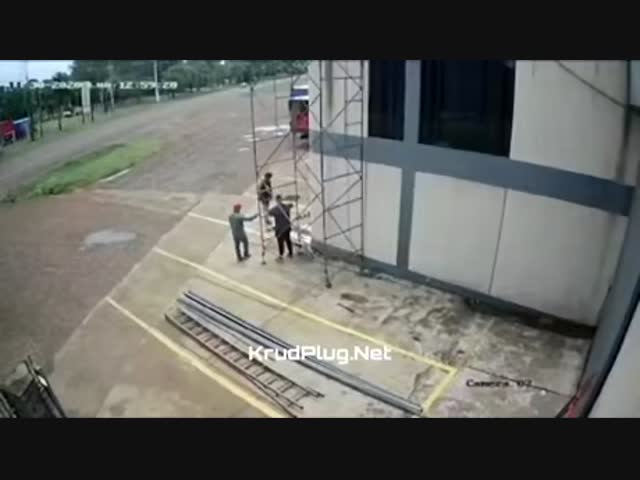 Три работника пострадали от удара током