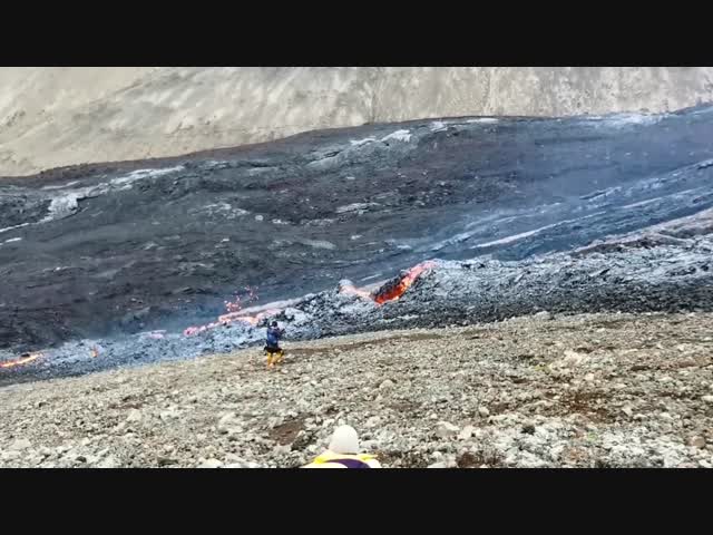 Лава на склоне исландского вулкана Фаградальсфьядль