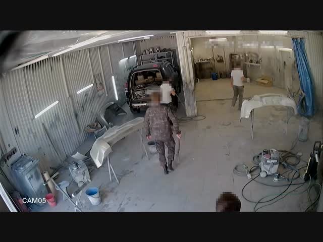 Неадекват напал на автомеханика