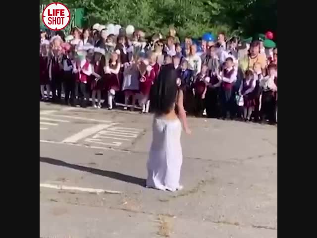 Администрация Хабаровска проводит проверку после исполнения танца живота на линейке в школе №76